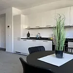 Luxury Waterfront شقة